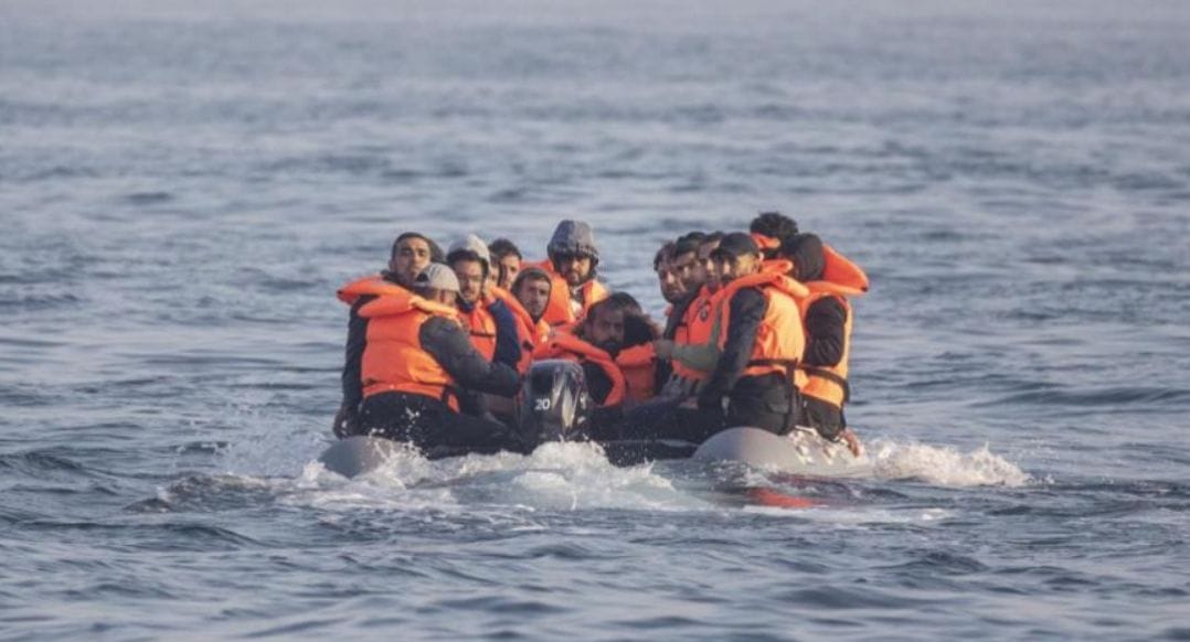 مهرب يعاقب لتهريبه لاجئين المتوسط و يدفع 18 عاماً من عمره