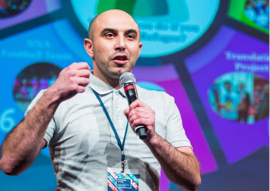 الجيران الجدد : مبادرة منحت لاجئ سوري لقب"عمدة اللاجئين"