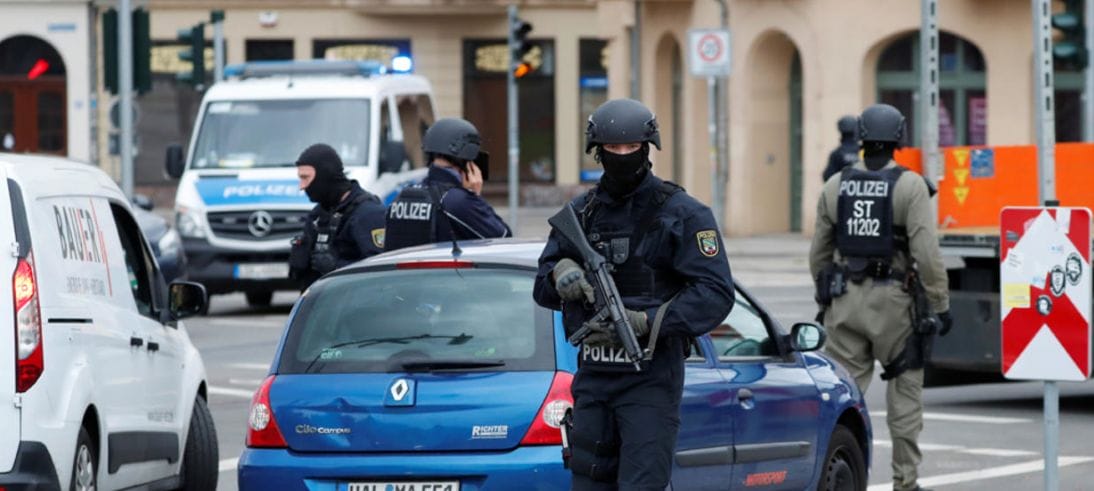 ألمانيا : ضبط عصابة لبنانية لتهريب لاجئين سوريين بعد مداهمة مساكن في 4 ولايات ألمانيا ضبط عصابة لبنانية لتهريب لاجئين سوريين بعد مداهمة مساكن في 4 ولايات