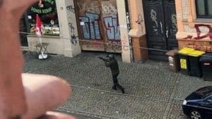 مطلق النار من أمام المعبد اليهودي