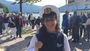 لاجئة سورية تعمل قبطان على متن سفينة ألمانية ..بعد نجاتها من الموت عدة مرات لاجئة سورية تعمل قبطان