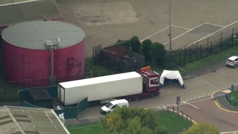 الشرطة البريطانية تعلن العثور على 39 جثة في شاحنة بمقاطعة إيسكس والقبض على السائق