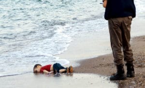 والد الطفل السوري آلان كردي يرغب بالإنضمام لسفينة إنقاذ لاجئين تحمل اسم طفله آلان