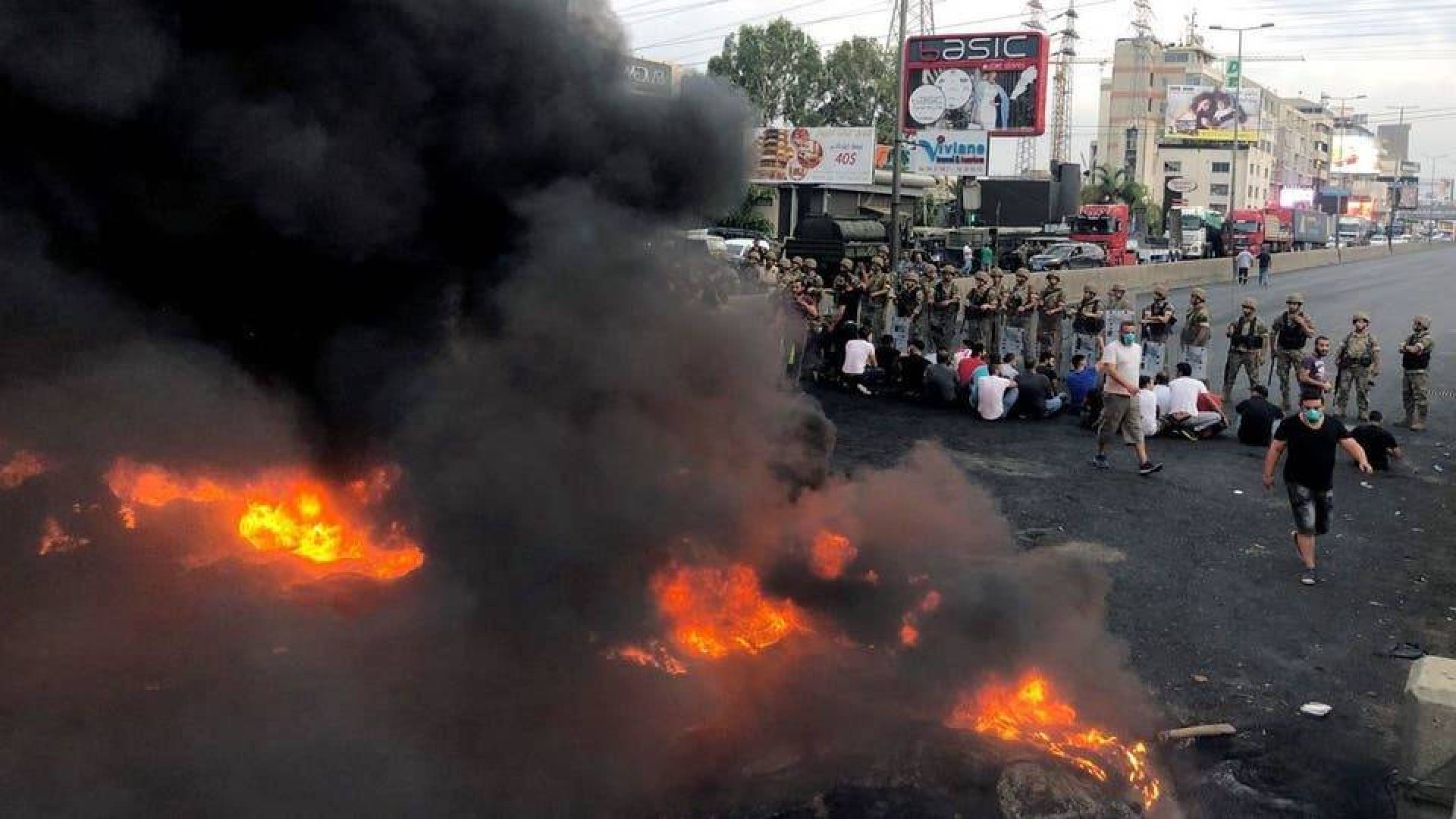 مظاهرات لبنان تشعل الشارع السياسي والحريري يمهل شركاءه 72 ساعة للخروج من الأزمة