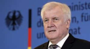 ألمانيا تشعر بالخطر بعد تدفق آلاف اللاجئين الى اليونان ..وزير داخلية ألمانيا هناك أزمة لاجئين جديدة