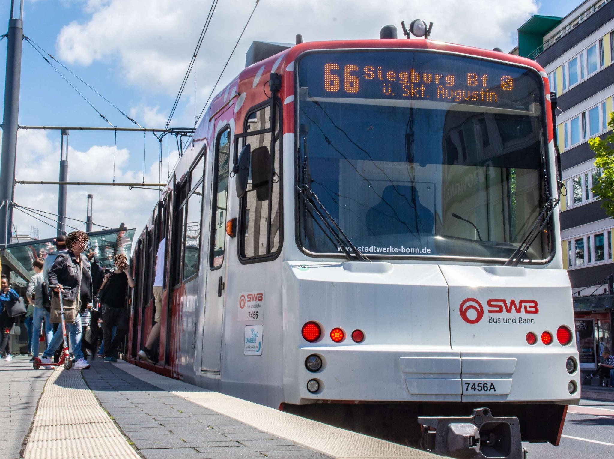 ألمانيا : ركاب أبطال قاموا بعمل بطولي وتمكنوا من إيقاف قطار مسرع بعد أن فقد السائق وعيه ألمانيا ركاب أبطال قاموا بعمل بطولي وتمكنوا من إيقاف قطار مسرع بعد أن فقد السائق وعيه