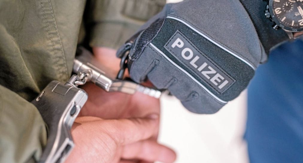 ألمانيا اعتقال فتى سوري بتهمة اغتصاب شابة ومقاومة الشرطة والتسبب بإصابة أحد عناصرها