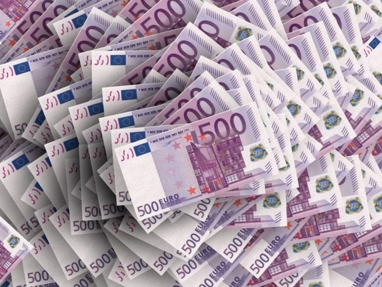 ألمانيا رجل يعثر على حقيبة بداخلها هدايا و آلاف اليورو عشية عيد الميلاد و يسلمها للشرطة