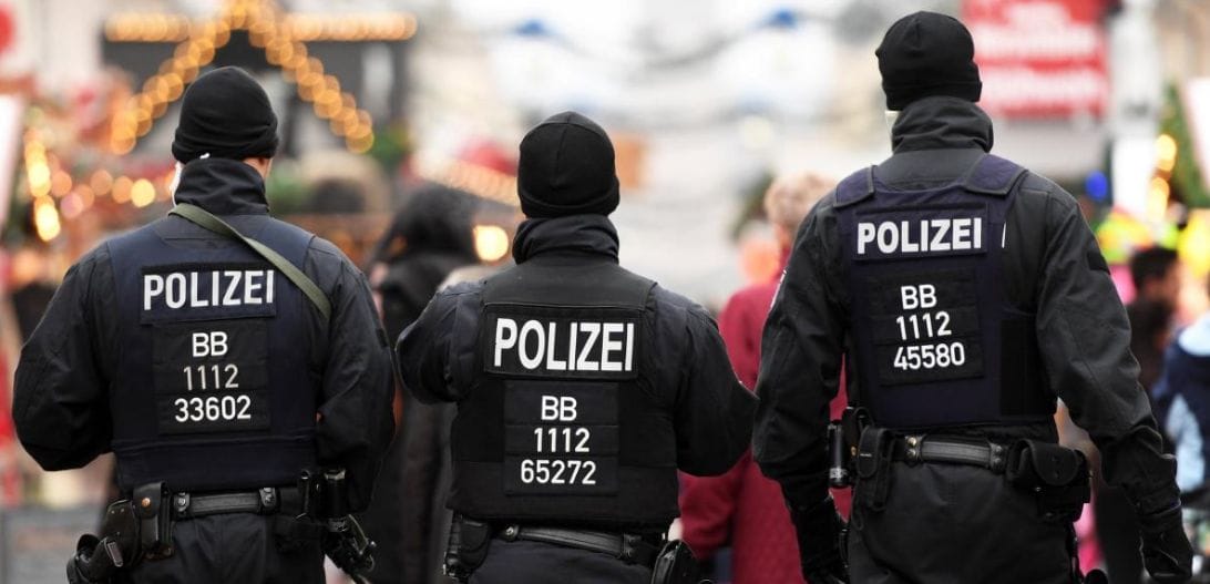 الشرطة الألمانية شابان يهاجمان فتاة عراقية وينزعان حجابها فى أحد شوارع ألمانيا