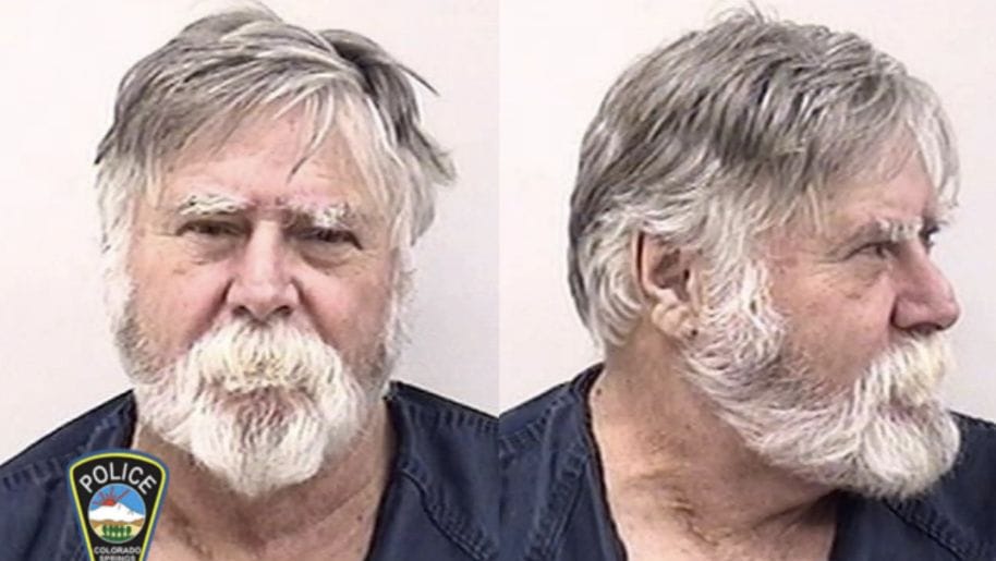 رجل ستيني يسرق مصرف... و يلقي بالنقود للناس في الشارع احتفالاً بعيد الميلاد