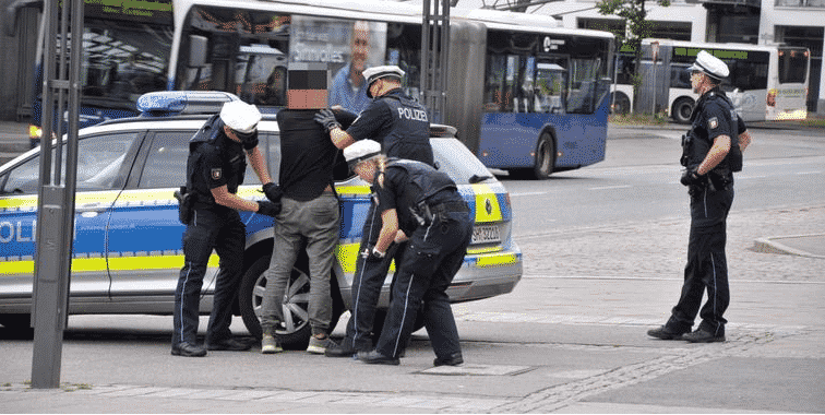 ألمانيا : لاجئ سوري يواجه تهم بشغل منصب قيادي بـ”داعش”... والتفاصيل ألمانيا لاجئ سوري يواجه تهم بشغل منصب قيادي بـ”داعش”... والتفاصيل