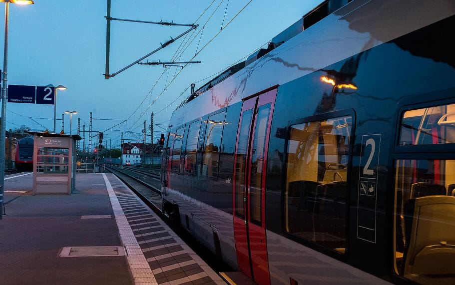 ألمانيا : الشرطة تلقي القبض على مراهقين سوريين اثنين كانا يقومان بمضايقة المسافرين في محطة قطار