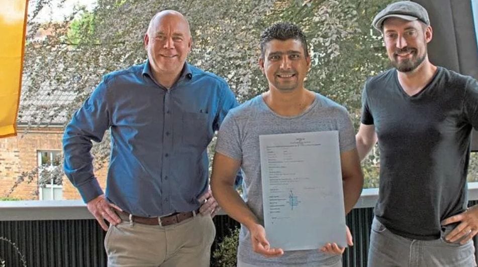 شركة ألمانية تحتفل مع متدرب سوري يعمل لديها بعد حصوله على الإقامة الدائمة