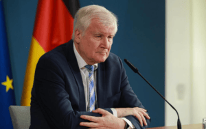 ألمانيا وزير الداخلية زيهوفر يطالب بمراجعة إمكانية ترحيل اللاجئين إلى سوريا ألمانيا وزير الداخلية زيهوفر يطالب بمراجعة إمكانية ترحيل اللاجئين إلى سوريا