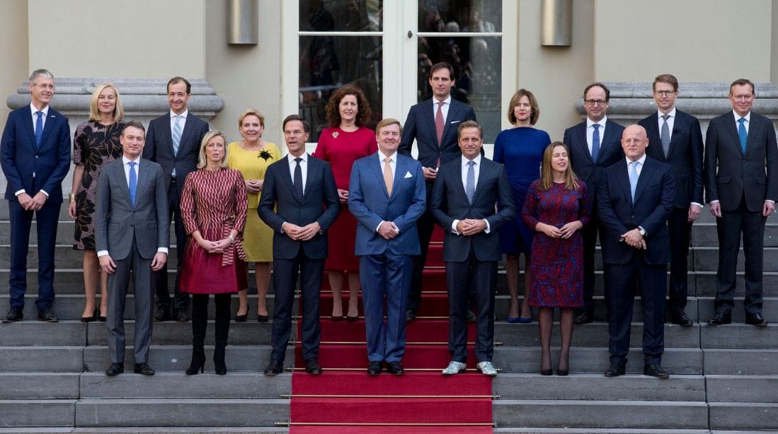 استقالة الحكومة الهولندية بعد فضيحة اتهامها عن طريق الخطأ عائلات بالاحتيال