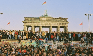 متى سقط جدار برلين